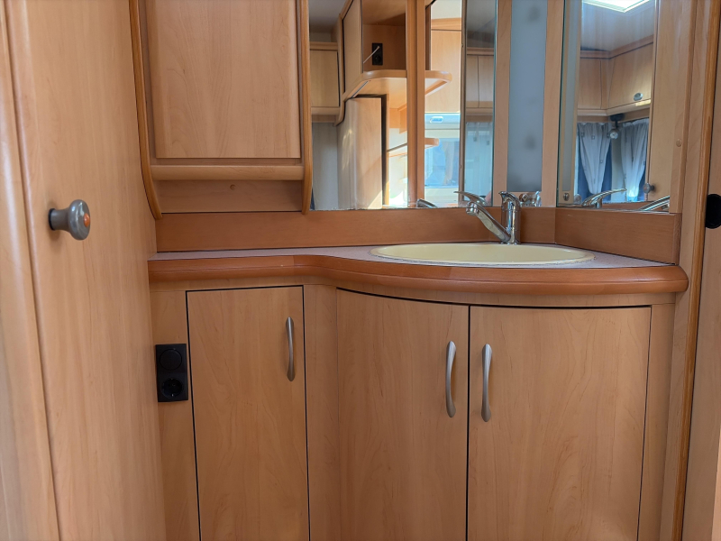 Hobby De Luxe 460 UFE Fietsendrager/Voortent 