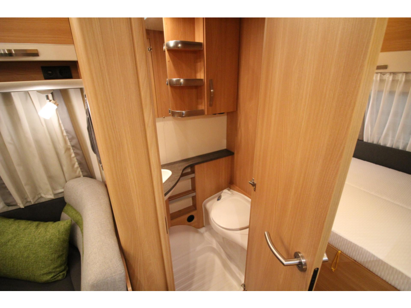 Knaus Sudwind Silver Selection 420 QD Mover Thule 6300 Voortent  foto: 18