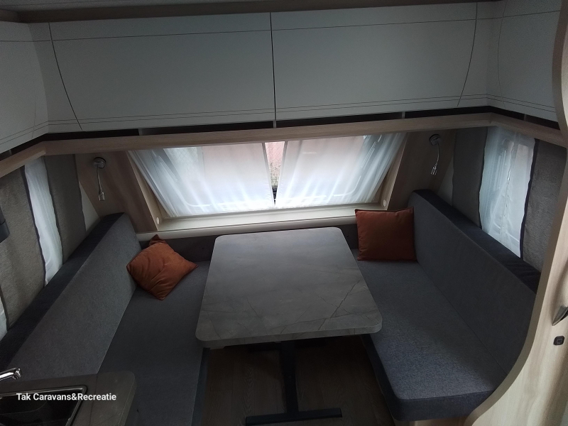 Hobby De Luxe 495 WFB met aparte douche en wc  foto: 2
