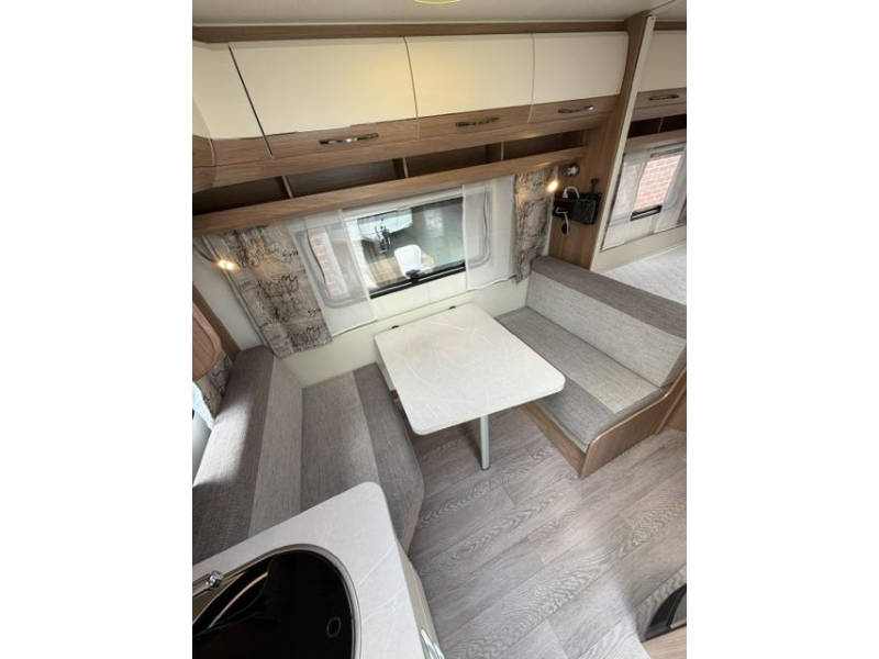Hobby De Luxe 400 SFE Incl. Mover en Voortent  foto: 13