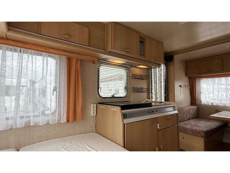 Adria Optima 425 TK vast bed zit toiletruimte  foto: 7
