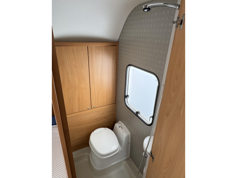 Bürstner Ventana 460 TS - Mover - Voortent  foto: 9