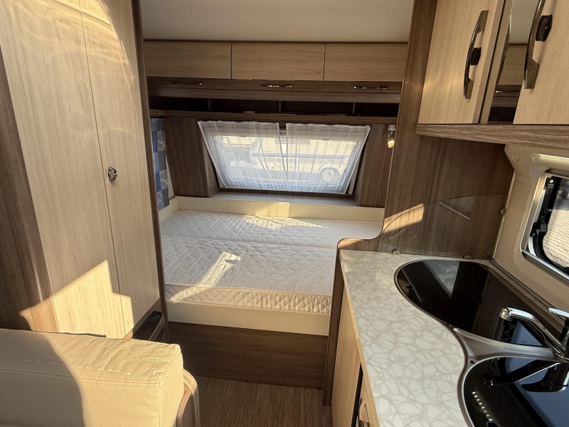 Hobby De luxe Easy 400 SF dwars bed treinzit toilet  foto: 10