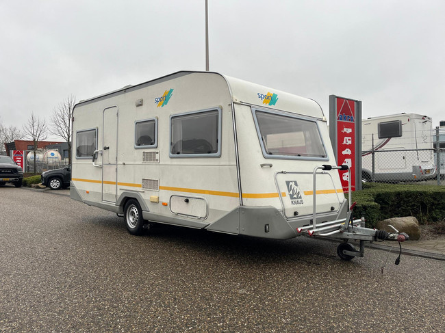 Knaus Sport 2404 | Voortent | Halfautomaat mover | Vastbed | Dinette (rondzit) | Kachel | Casette toilet | Imperiaal/ladder foto: 0