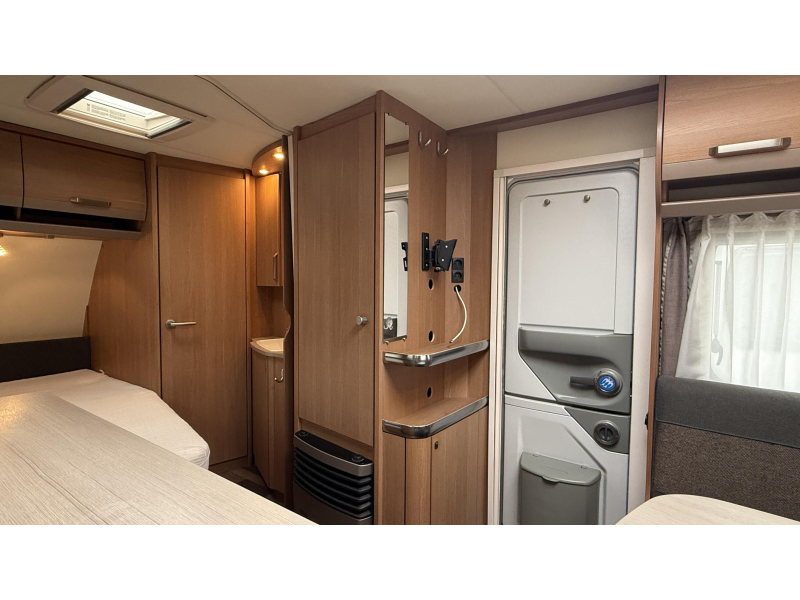 Knaus Sport 450 FU frans bed rondzit toilet  foto: 7