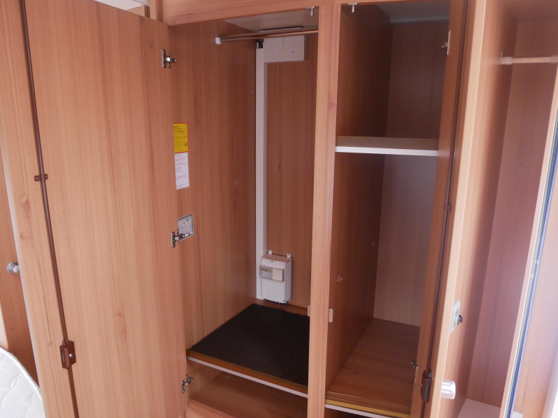 Knaus Sudwind 500 FU Voortent + cassetteluifel  foto: 17