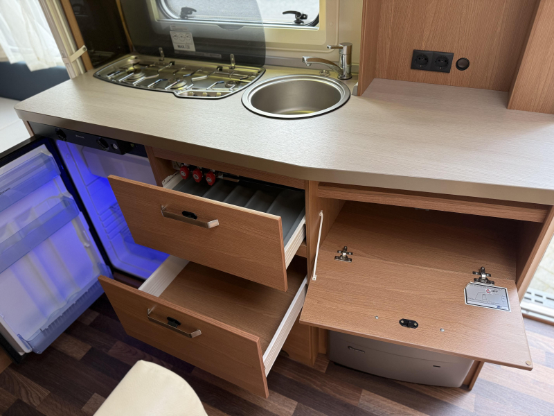 Knaus Sport 420 QD VASTBED TREINZIT VOORTENT  foto: 9