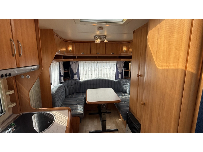 Hobby De luxe Easy 495 UL enkele bedden rondzit 