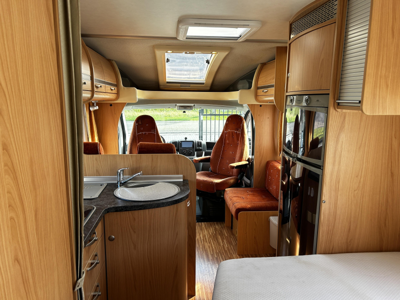 Bürstner Solano 710 T vastbed/badkamer-achterin  foto: 7
