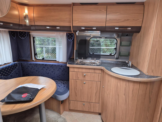 Bürstner 525 TS Belcanto Queens bed kleine voortent foto: 7