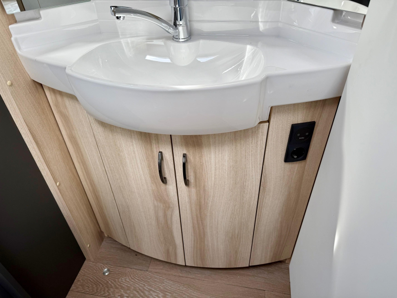 Hobby De Luxe 460 UFE Frans bed & rondzit!  foto: 9
