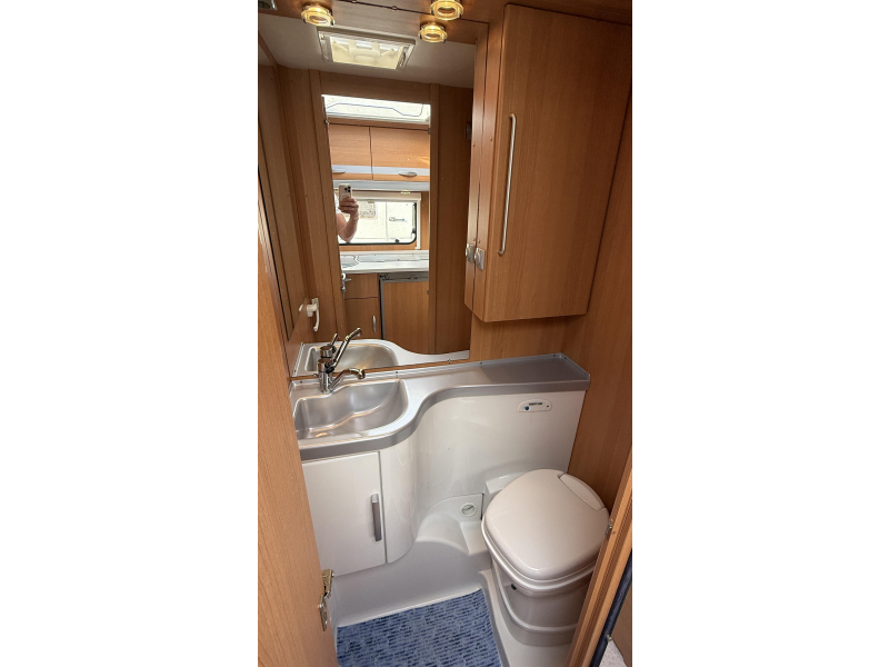 Knaus Sport 420 QD treinzit vast bed toilet  foto: 6