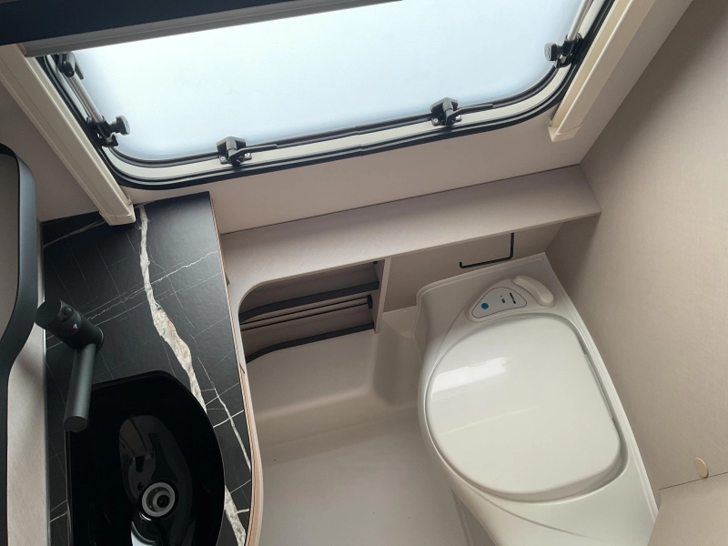 Eriba Touring 430 HarbourBlue 6000 voordeel  foto: 2