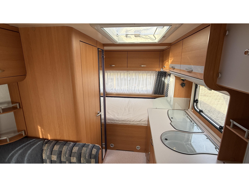 Knaus Sport 420 QD treinzit vast bed toilet  foto: 11