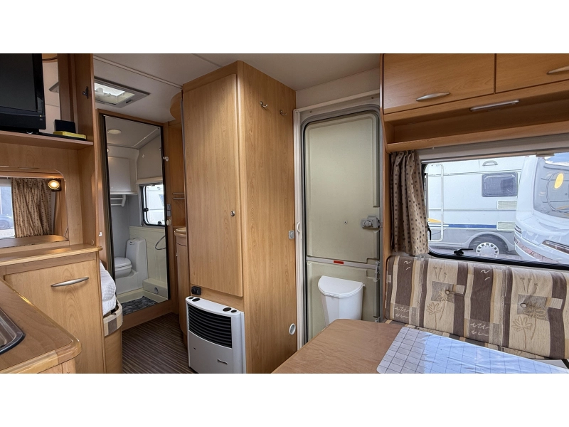 Knaus Sudwind 450 TF frans bed rondzit toilet  foto: 6