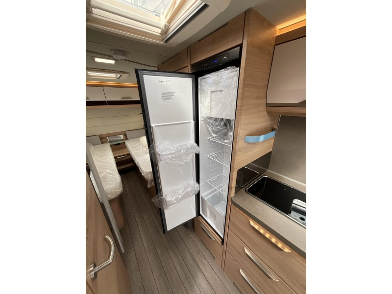 Knaus Sudwind Black Selection 540 UE ENKELE BEDDEN-XL KOELKAST  foto: 8