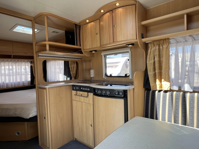 Dethleffs Camper 450 DB frans bed rondzit toilet 