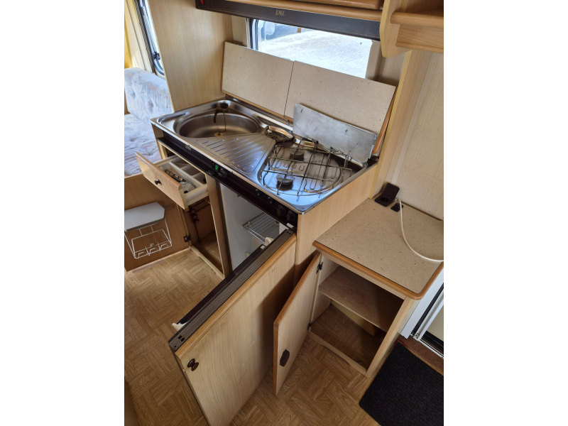 LMC Luxus 490 P Voortent - Klap bovenbed  foto: 7