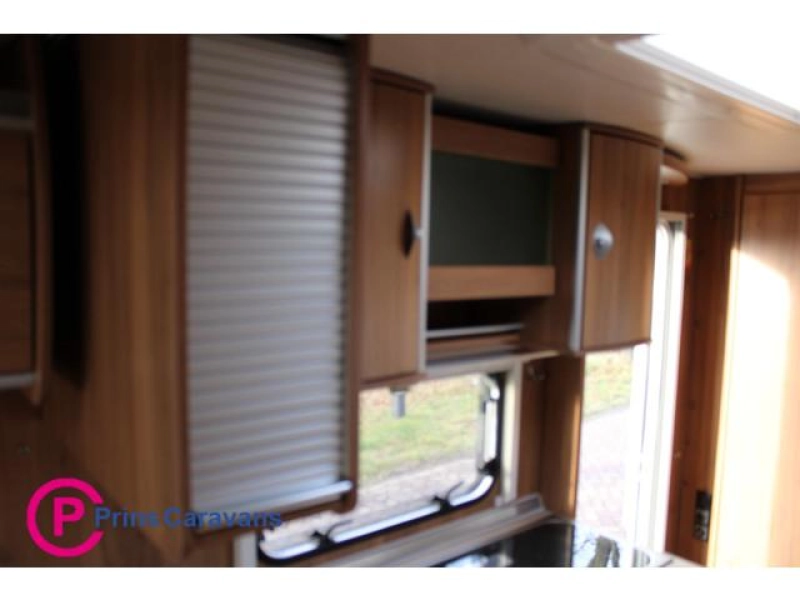 Bürstner Averso 450 Frans Bed en Rondzit  foto: 16