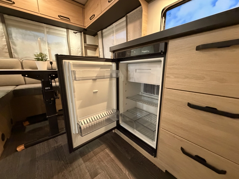 Weinsberg CaraOne Edition HOT 450 FU fransbed / rondzit  foto: 10