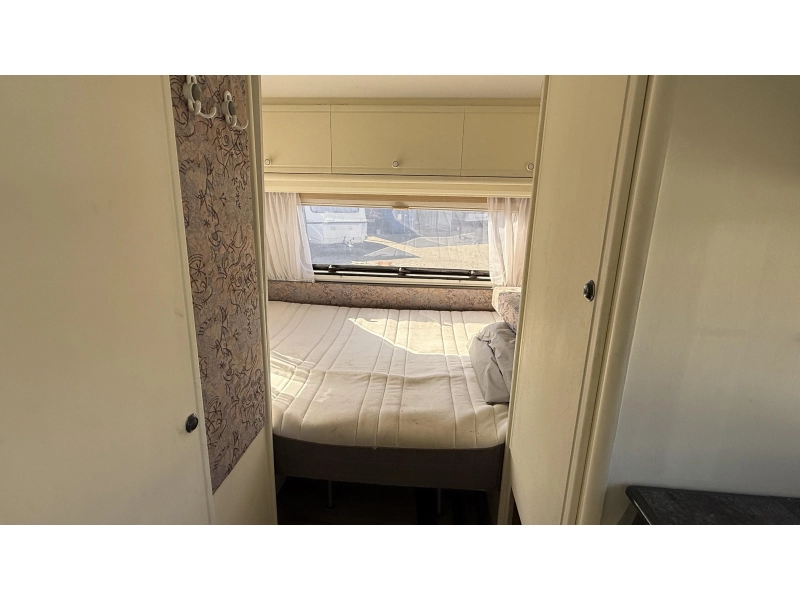 Dethleffs Camper 440 T treinzit vast bed toilet  foto: 11