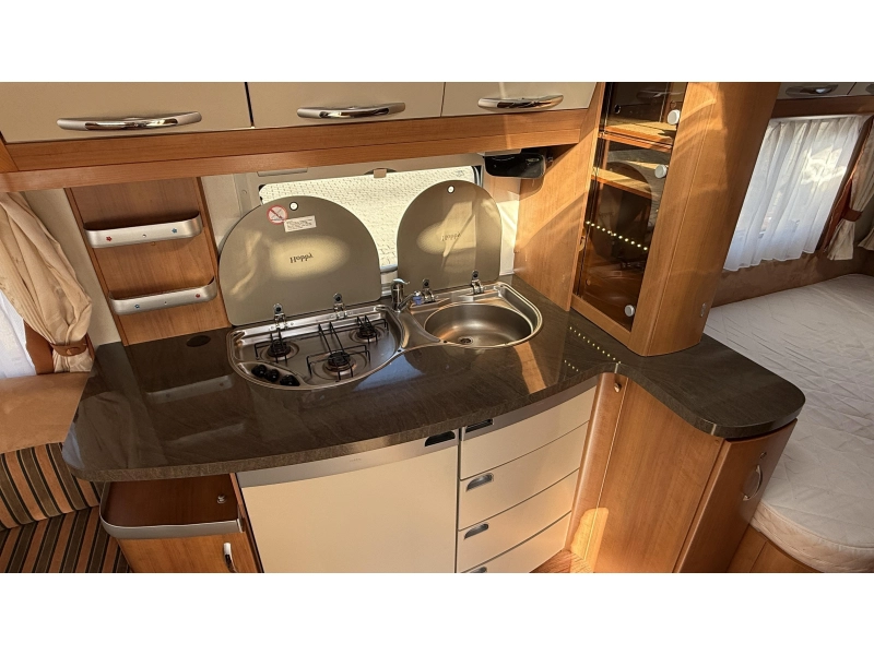 Hobby Excellent 495 UFE frans bed rondzit toilet 