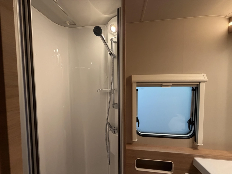Knaus Sudwind Black Selection 500 QDK stapelbed / dwarsbed  foto: 10