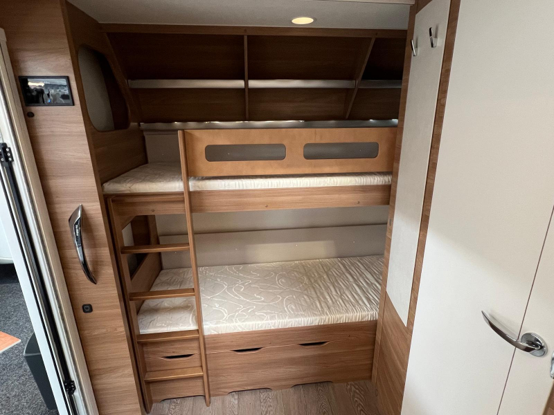 Hobby De Luxe 490 KMF voortent stapelbed fiets  foto: 15