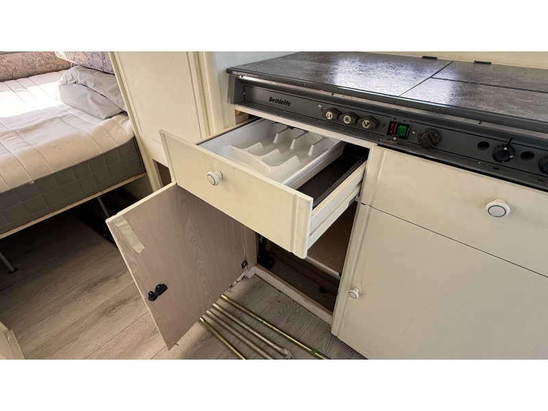 Dethleffs Camper 440 T treinzit vast bed toilet  foto: 9