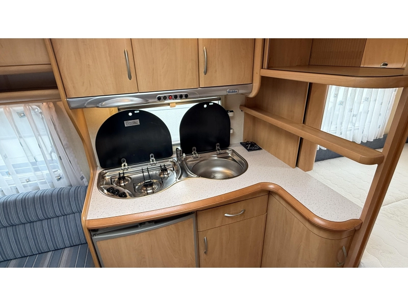 Hobby De luxe Easy 460 UFE frans bed rondzit toilet  foto: 4