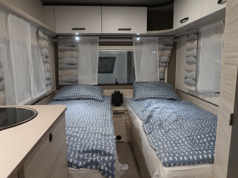 Dethleffs C'Joy 460 LE ENKELE BEDDEN, LICHTGEW.  foto: 2