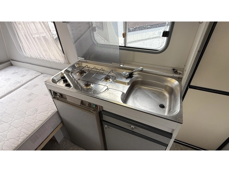 Beyerland Sprinter 430 TM treinzit vast bed toilet  foto: 7