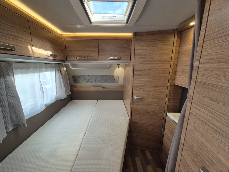 Weinsberg CaraOne Edition HOT 500 FDK Stapelbed  foto: 12