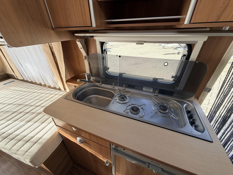 Bürstner Averso 460 TL Enkele bedden, Mover Luif  foto: 6