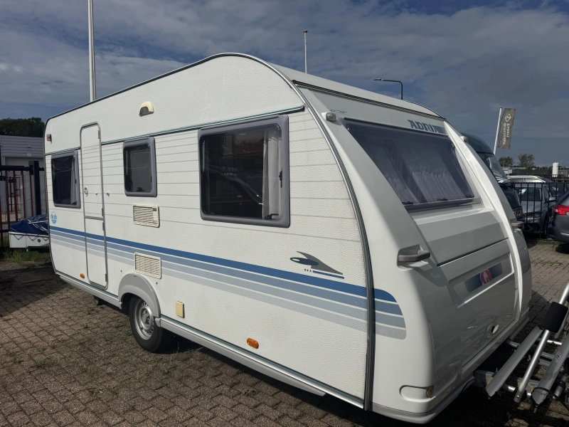 Adria Adora 472 LU Rondzit vast bed voortent 