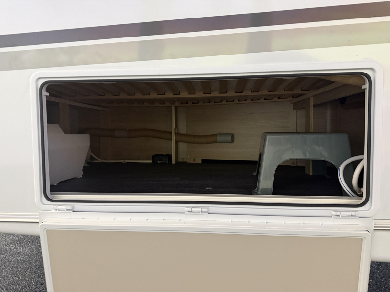Weinsberg CaraOne Edition HOT 450 FU fransbed / rondzit  foto: 8