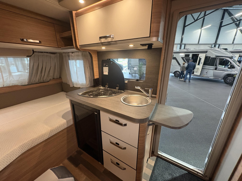 Weinsberg CaraOne Edition HOT 390 QD voortent | ex-verhuur  foto: 9