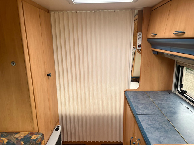 Hobby De Luxe 400 SF | Luifel | Fietsenrek | Mover Half Automaat | Vastbed | Dinette (Treinzit) | Tempo 100 | Schokbrekers foto: 18
