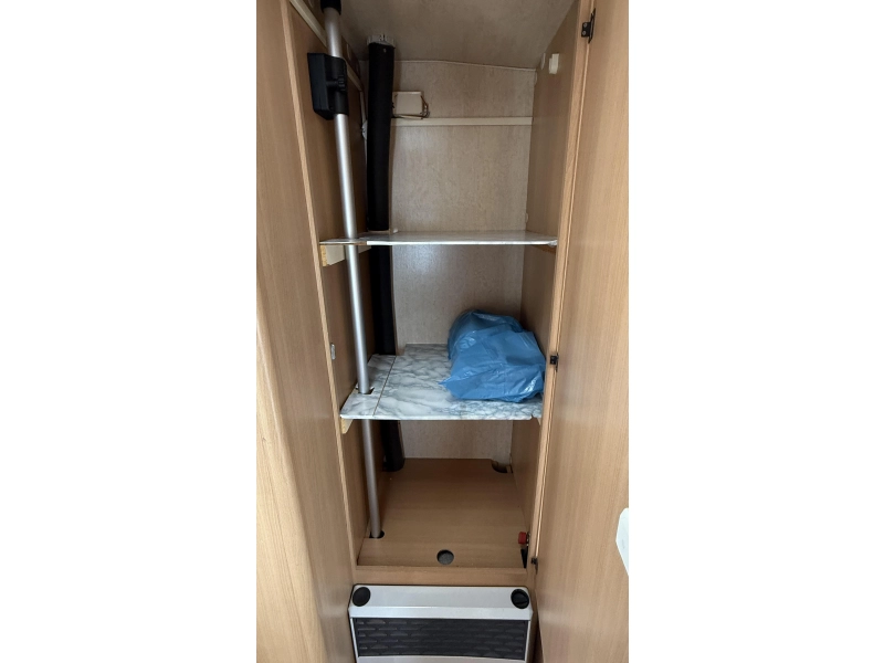 Adria Optima 425 TK vast bed zit toiletruimte  foto: 5