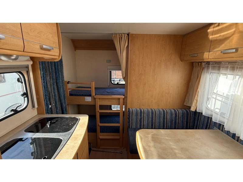 Caravelair Antares Luxe 426 stapelbed zit vast bed 