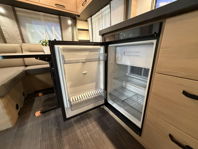 Weinsberg CaraOne Edition HOT 450 FU fransbed / rondzit  foto: 14