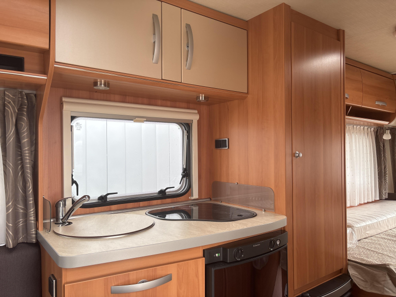 Eriba Nova Light 470 Mover/Thule luifel  foto: 6