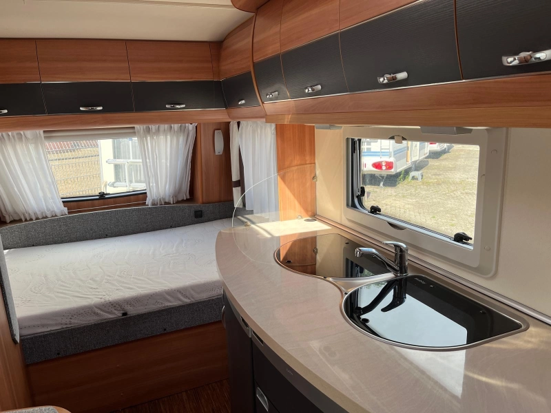 Hobby De Luxe 440 SF Dwars Bed 210CM MOV TENT  foto: 5