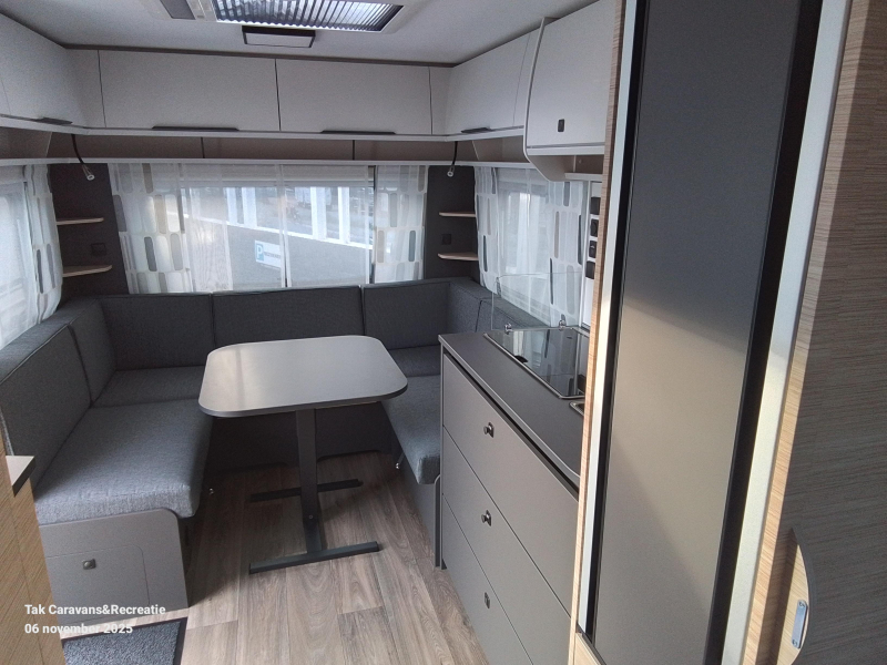 Fendt Apero 465 SFB middenkeuken en Frans bed 