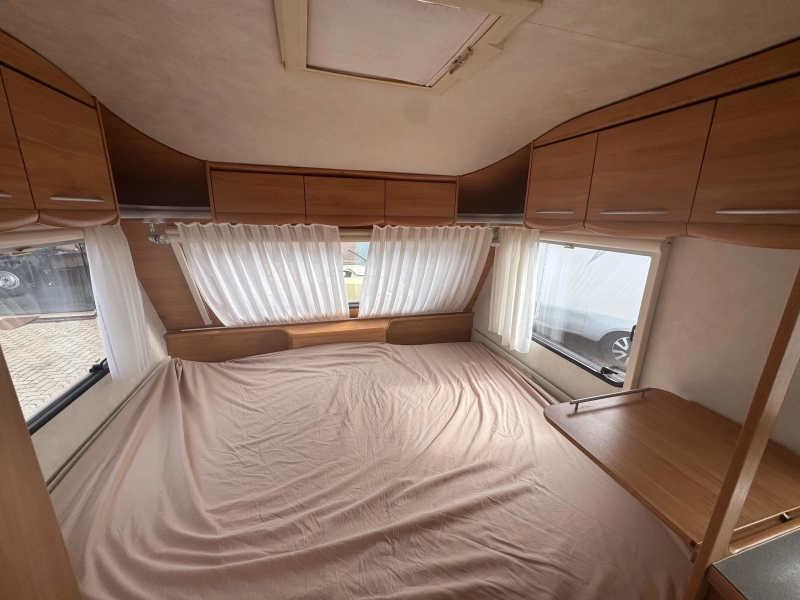 Adria Adora 472 LU Rondzit vast bed voortent  foto: 10