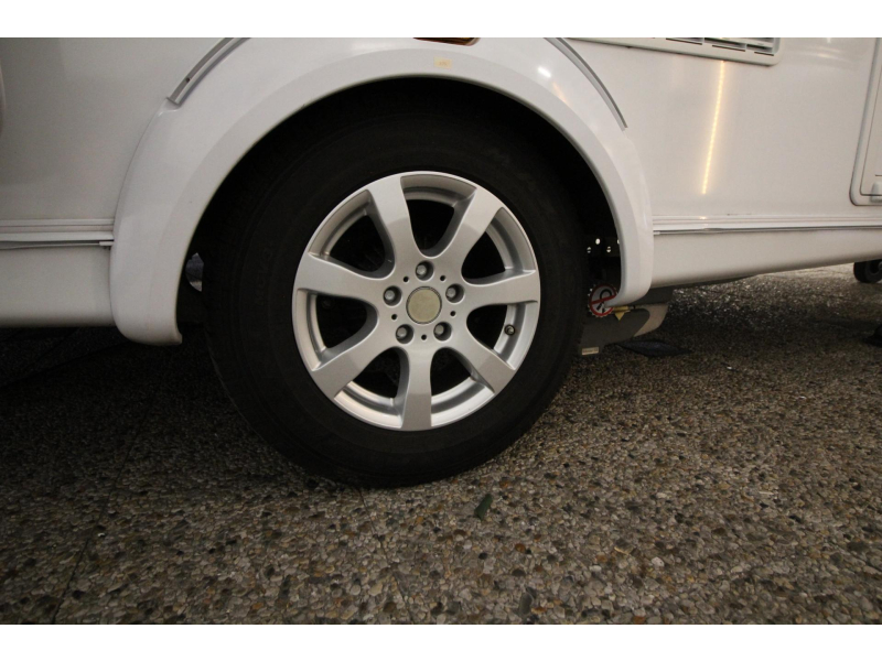 Knaus Sudwind Silver Selection 420 QD Mover Thule 6300 Voortent  foto: 21