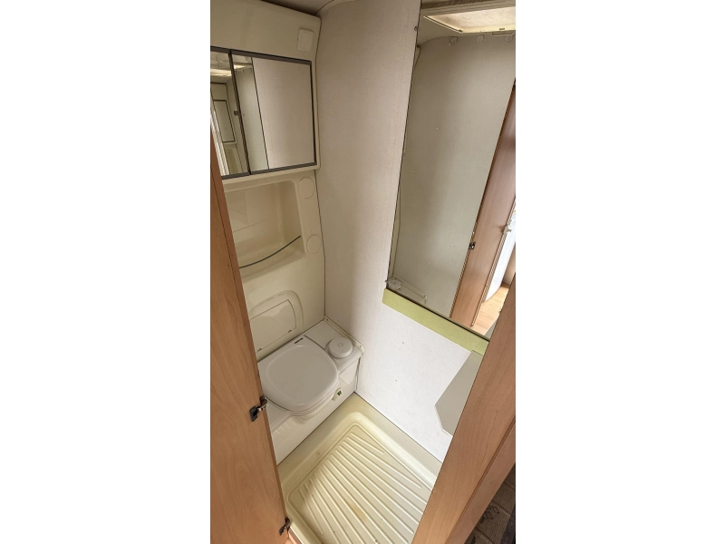 Beyerland Vitesse 460 MD eindkeuken zit vast bed  foto: 7