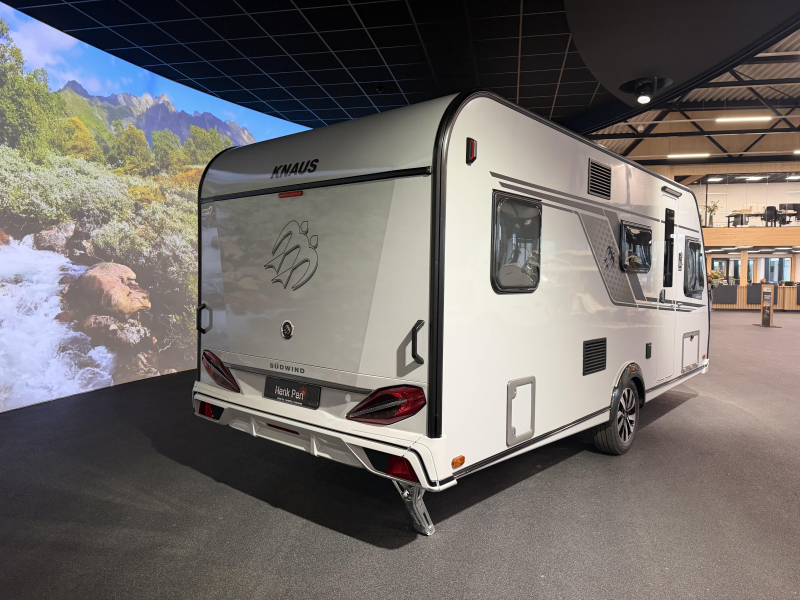 Knaus Sudwind Black Selection 500 QDK stapelbed / dwarsbed  foto: 2