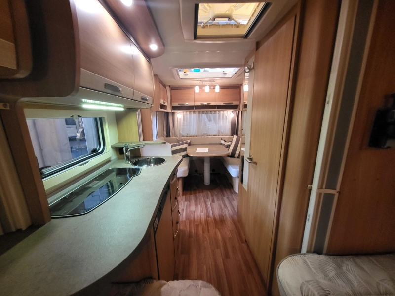 Knaus Sudwind 460 EU met zakluifel en zijwand  foto: 3