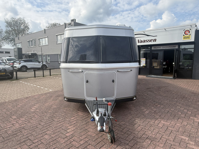Eriba T 820 (TOURING 820) full options EP level systeem lengte bedden XT mover Truma zonnepanelen 2x dakairco Dometic elktr schotel